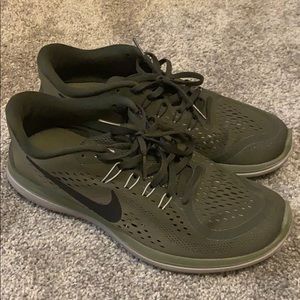 Nike athletic shoes - green size 10